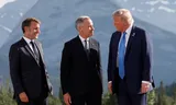 De Amerikaanse president Donald Trump met de Canadese premier Mark Carney en de Franse president Emmanuel Macron.