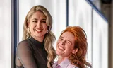 Cabaretduo Yentl en de Boer, Yentl Schieman (links) en Christine de Boer (rechts): „Ik denk dat wij voornamelijk verbindend willen zijn. We willen dat mensen zich niet aangevallen voelen bij ons, juist veilig. Er wordt soms zo hard geschreeuwd tegen elkaar.” 