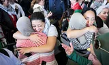 Deelnemers aan de geplande driedaagse voettocht naar Gaza, woensdag bij hun vertrek vanaf Schiphol naar Egypte. Foto Ramon van Flymen/ANP 