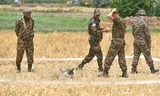 Indiase militairen inspecteren donderdag 8 mei een deel van een raket die is neergekomen bij Amritsar, in de noordwestelijke deelstaat Punjab. Foto Prabhjot Gill/AP 