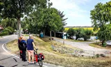 Bloemen ter nagedachtenis aan de slachtoffers van het fatale ongeval in Nieuw-Beijerland. Foto Jeffrey Groeneweg / ANP