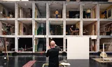In de kamers van de panelka-flat op het podium staat  Russische propagandatelevisie op.