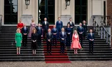 Het kersverse kabinet-Schoof tijdens de traditionele foto op het bordes van Paleis Huis ten Bosch. Foto Bart Maat