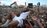 Bobby Vylan crowdsurft tijdens zijn optreden op het festival Glastonbury festival afgelopen zaterdag. 