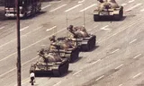 De iconische foto van de protestganger, ook wel bekend als Tankman, die daags na de studentenprotesten van van 4 juni 1989 een colonne tanks de weg versperde.