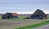 Bestaande bebouwing en op de achtergrond de nieuwbouwwijk Othene bij Terneuzen.    Foto Walter Herfst  Bestaande bebouwing en op de achtergrond de nieuwbouwwijk Othene bij Terneuzen.    Foto Walter Herfst 