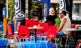 Hitte in de zomer van 2018: een man zit met zijn voeten in een zwembadje op een terras in Amsterdam – het is 35 graden.  