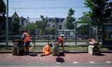Plaatsing van versperringen voor de NAVO-top in Den Haag.  