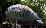 „Stop de wapenhandel met Israël”, staat op deze luchtballon in de vorm van een bom, die in mei werd meegedragen tijdens een pro-Palestijnse demonstratie in Madrid. De EU bespreekt deze dinsdag of de associatieovereenkomst met Israël (deels) moet worden opgeschort.   Foto Violeta Santos Moura/Reuters