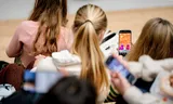 Onomstotelijk wetenschappelijk bewijs voor de effectiviteit van een smartphone- en socialemediaverbod is er nog niet. Maar de roep van ouders om íéts te doen, wordt wel steeds luider. Foto Bart Maat 