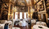 In de Oranjezaal van Paleis Huis ten Bosch zijn voorbereidingen getroffen voor het NAVO-diner.