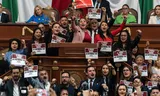 Parlementariërs in Mexico-Stad stemmen vóór de hervorming waardoor vanaf dit weekend alle Mexicaanse rechters door het volk worden gekozen.  Foto Felix Marquez/AP 