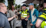 Langs de vijf kilometer aan hekken is het gezellig