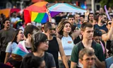 Mensen lopen mee in de parade van de pride in de Bulgaarse hoofdstad Sofia, op 22 juni. Foto Georgi Paleykov / NurPhoto / Shutterstock