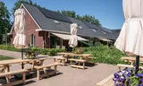 Broers Fred en Peter van Hese wonen, apart van elkaar, op een zogenaamd Knarrenhof in Ridderkerk. Hier de centraal gelegen ontmoetingsplek. 