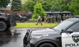 Het lokale politieteam waarschuwt de bewoners van Minnesota voor een man in politieuniform. 