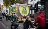 Een café op de Haarlemmerstraat in Amsterdam wordt bevoorraad met bier.
