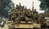 Noord-Vietnamese strijders voor het presidentieel paleis in Saigon, het huidige Ho Chi Minh-stad, bij de val van de stad in 1975. Foto Jean-Claude Labbe/Getty Images  