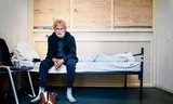 Frank in zijn slaapkamer in de tijdelijke NAVO-opvang voor daklozen, in een voormalige school. Foto Bart Maat 