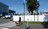 Een beveiliger bij het World Forum in Den Haag, waar volgende week de NAVO-top plaatsvindt.Foto Bart Maat 