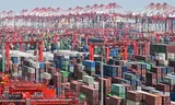 Een deel van de haven bij de Chinese stad Shanghai. 
