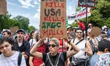 Demonstranten die zich zondag verzamelden in Den Haag om te protesteren tegen de aanstaande NAVO-top. Foto Hedayatullah Amid/NRC 