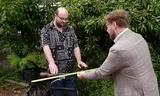 Het trottoir op zijn smalst in De rijdende rechter. 