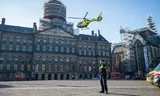 Politie en een traumahelikopter  op de Dam in Amsterdam, nadat vijf mensen gewond raakten bij een steekpartij.Foto Sonny Lensen 