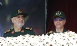 Generaal Mohammad Bagheri (r) en Majoor-generaal Hossein Salami (l) tijdens de viering van de Dag van het Leger op een militaire basis in Teheran, 17 april 2024.