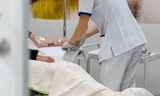 Een medewerker helpt een patiënt op de afdeling oncologie van het Haaglanden Medisch Centrum Antoniushove.