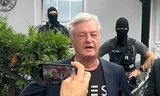 Jürgen Elsässer, oprichter van het blad Compact, dinsdag voor zijn huis in Brandenburg. De redactie van het tijdschrift zou zich in het Elsässers woning hebben bevonden.   