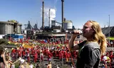 Optreden van Hang Youth  voor de klimaatactivisten die demonstreren bij de vervuilende staalfabriek Tata Steel in IJmuiden. 