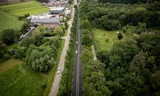 Kootwijkerbroek, vlak bij de A1, waar de weg naar het zuiden een messcherpe grens vormt tussen boerenbedrijven en de Hoge Veluwe.