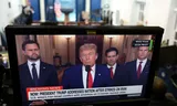 Een scherm toont de Amerikaanse president Donald Trump terwijl hij een toespraak houdt vanuit het Witte Huis na de Amerikaanse aanvallen op Iraanse nucleaire installaties.