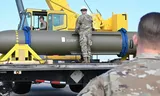 Leden van de Amerikaanse luchtmacht bij een GBU-57 bom, een zogeheten bunker buster. De foto komt uit 2023 en is genomen in de Whiteman Air Base in de Amerikaanse staat Missouri. – FOTO AP 