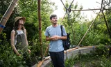 Chris Julien (lichtblauw shirt)  tijdens de Midzomernachtviering in Science Park  Amsterdam. „Wij zeggen  tegen het universiteitsbestuur: laat de schaarse groene ruimte nu eens open. En kijk wat er dan gebeurt.”