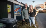 Lisa Ruiter en haar vriend Rick Schuijt bij hun nieuwe huis. 