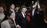 De burgemeester van Boekarest, Nicușor Dan (midden), viert zijn overwinning samen met zijn partner Mirabela Grădinaru (links).