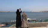 Palestijnen houden hun telefoons omhoog terwijl ze zaterdag proberen een internetsignaal te krijgen in Gaza-Stad. 