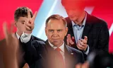 Met de vingers in een vredesteken reageert aankomend president Karol Nawrocki op de exitpoll. Foto Aleksandra Szmigiel/Reuters 