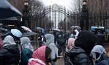 Studenten protesteren buiten de campus van Columbia University in New York tegen de concessies die de instelling heeft gedaan aan de regering-Trump. 