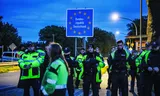 Aan de Duitse kant van de grens tussen Ter Apel en het Duitse Rütenbrock staat de Duitse politie paraat, zaterdag, om in te grijpen als Nederlandse burgers op eigen gezag grenscontroles gaan uitvoeren. Foto ANP/NOORDERNIEUWS  