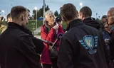 Johan Vollenbroek van Mobilisation for the environment praat met demonstrerende boeren die hem een brief hebben gebracht. 