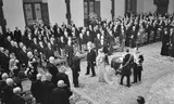 Ondertekening van de Acte van Bevestiging van het Statuut van het Koninkrijk in Den Haag. Koningin Juliana en prins Bernhard verlaten, begeleid door minister-president Drees, de Ridderzaal.