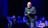 Partijleider Frans Timmermans in gesprek met leden van GroenLinks en de PvdA in poppodium de Effenaar in Eindhoven. Foto Remko de Waal  