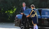 Foto boven: De koninklijke familie ontvangt Mark Rutte. Foto midden: De Italiaanse premier Giorgia Meloni bij Huis ten Bosch. Foto onder: Canada's premier Mark Carney en zijn eega bestijgen de trap van het paleis. foto's AP, ANP