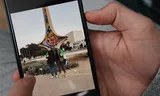 Mohamad Baghdadi bekijkt op zijn telefoon foto’s die hij maakte tijdens zijn bezoek aan Syrië. Foto Jagoda Lasota  