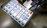 Kentekens voor de delegaties van Nederland, Hongarije, de Verenigde Staten, Oekraïne en Turkije zijn klaar voor gebruik in aanloop naar de NAVO-top. Foto Sem van der Wal/ANP 