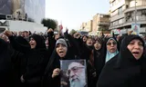 Inwoners van Teheran gaan zondag de straat op in protest tegen de Amerikaanse bombardementen.