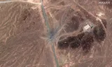 Op satellietbeeld is te zien dat de bombardementen kraters hebben achtergelaten op een toegangsweg naar Fordo.Foto Maxar Technologies via Reuters 